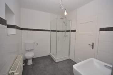 DIETZ: Neu renovierte 2-Zimmer-Erdgeschosswohnung mit Einbauküche nur 20m von der Römerstraße! - Tageslichtbad mit Dusche (663896)