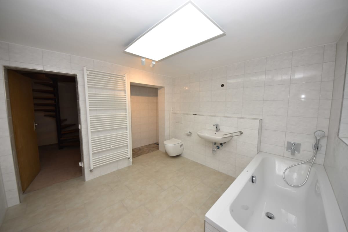 Badewanne und Dusche