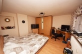 UG Schlafzimmer 1 von 2 - DIETZ: 2 bis 3 Familienhaus mit schönem Blick, Doppelgarage in Waldrandlage! 1 Wohneinheit frei!