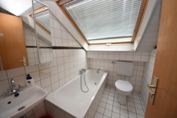 DIETZ: 2 bis 3 Familienhaus mit schönem Blick, Doppelgarage in Waldrandlage! 1 Wohneinheit frei! - DG Tageslichtbad mit Wanne (642501)