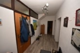 Diele - DIETZ: 2 bis 3 Familienhaus mit schönem Blick, Doppelgarage in Waldrandlage! 1 Wohneinheit frei!