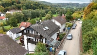 Schöne Randlage - DIETZ: 2 bis 3 Familienhaus mit schönem Blick, Doppelgarage in Waldrandlage! 1 Wohneinheit frei!