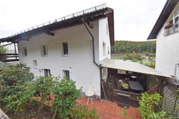 DIETZ: 2 bis 3 Familienhaus mit schönem Blick, Doppelgarage in Waldrandlage! 1 Wohneinheit frei! - EG-Wohnung mit überdachter Terrasse (642464)