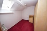 DG kleines Schlafzimmer - DIETZ: 2 bis 3 Familienhaus mit schönem Blick, Doppelgarage in Waldrandlage! 1 Wohneinheit frei!