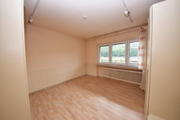 DIETZ: 2 bis 3 Familienhaus mit schönem Blick, Doppelgarage in Waldrandlage! 1 Wohneinheit frei! - OG Schlafzimmer 1 von 2-3 (642490)