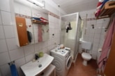 EG Tageslichtbad mit Dusche - DIETZ: 2 bis 3 Familienhaus mit schönem Blick, Doppelgarage in Waldrandlage! 1 Wohneinheit frei!