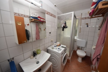 DIETZ: 2 bis 3 Familienhaus mit schönem Blick, Doppelgarage in Waldrandlage! 1 Wohneinheit frei! - EG Tageslichtbad mit Dusche (642471)