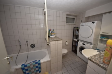 DIETZ: 2 bis 3 Familienhaus mit schönem Blick, Doppelgarage in Waldrandlage! 1 Wohneinheit frei! - UG Bad mit Wanne+Dusche (642480)
