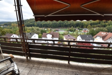 DIETZ: 2 bis 3 Familienhaus mit schönem Blick, Doppelgarage in Waldrandlage! 1 Wohneinheit frei! - EG Balkon Markise (642474)