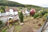 Garten Hanggrundstück - DIETZ: 2 bis 3 Familienhaus mit schönem Blick, Doppelgarage in Waldrandlage! 1 Wohneinheit frei!