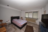EG Schlafzimmer 1 von 3 - DIETZ: 2 bis 3 Familienhaus mit schönem Blick, Doppelgarage in Waldrandlage! 1 Wohneinheit frei!