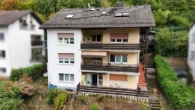 Bis zu 4 Wohnungen - DIETZ: 2 bis 3 Familienhaus mit schönem Blick, Doppelgarage in Waldrandlage! 1 Wohneinheit frei!