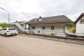 Außenansicht - DIETZ: 2 bis 3 Familienhaus mit schönem Blick, Doppelgarage in Waldrandlage! 1 Wohneinheit frei!