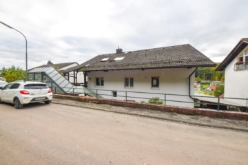 DIETZ: 2 bis 3 Familienhaus mit schönem Blick, Doppelgarage in Waldrandlage! 1 Wohneinheit frei! - Außenansicht (642462)