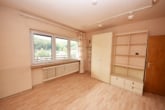 OG Schlafzimmer 1 von 2-3 - DIETZ: 2 bis 3 Familienhaus mit schönem Blick, Doppelgarage in Waldrandlage! 1 Wohneinheit frei!