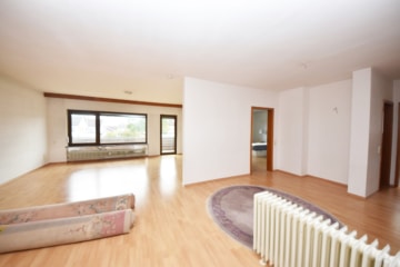 DIETZ: Großzügige 3-Zimmer-Wohnung mit Balkon und Garage in beliebter Babenhäuser Wohnlage! - Wohn- und Esszimmer (646285)