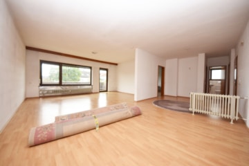 DIETZ: Großzügige 3-Zimmer-Wohnung mit Balkon und Garage in beliebter Babenhäuser Wohnlage! - Wohn- und Esszimmer (646284)