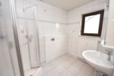 Tageslichtbad mit Dusche - DIETZ: Großzügige 3-Zimmer-Wohnung mit Balkon und Garage in beliebter Babenhäuser Wohnlage!