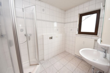 DIETZ: Großzügige 3-Zimmer-Wohnung mit Balkon und Garage in beliebter Babenhäuser Wohnlage! - Tageslichtbad mit Dusche (646290)