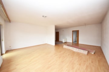 DIETZ: Großzügige 3-Zimmer-Wohnung mit Balkon und Garage in beliebter Babenhäuser Wohnlage! - Wohn- und Esszimmer (646286)