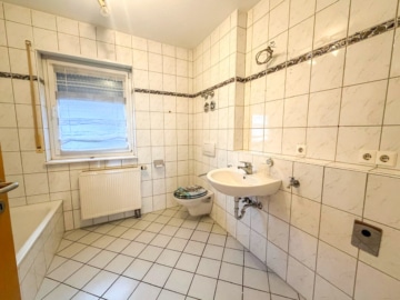 DIETZ: Bezugsfertige 2-Zimmer-Wohnung mit Einbauküche in ruhiger Lage von Leidersbach! - Tageslichtbadezimmer (661397)