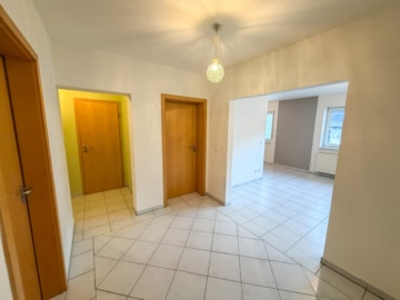 DIETZ: Bezugsfertige 2-Zimmer-Wohnung mit Einbauküche in ruhiger Lage von Leidersbach! - Diele/Flur (661401)