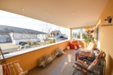 überdachter Balkon EG - ***VERKAUFT***DIETZ: Einzigartiges Architektenhaus mit Einliegerwohnung, Pool und Gewerbehalle