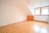 Schlafzimmer 2 von 2 - NEU-RENOVIERTE 3-Zi – Landhauswohnung im 3-Familienhaus mit Balkon, EBK und Kellerraum!
