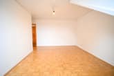 Schlafzimmer 2 von 2 - NEU-RENOVIERTE 3-Zi – Landhauswohnung im 3-Familienhaus mit Balkon, EBK und Kellerraum!