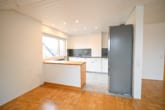 Offener Küchenbereich - NEU-RENOVIERTE 3-Zi – Landhauswohnung im 3-Familienhaus mit Balkon, EBK und Kellerraum!
