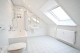 Tageslicht Badezimmer - NEU-RENOVIERTE 3-Zi – Landhauswohnung im 3-Familienhaus mit Balkon, EBK und Kellerraum!