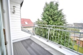 überdachter Balkon - NEU-RENOVIERTE 3-Zi – Landhauswohnung im 3-Familienhaus mit Balkon, EBK und Kellerraum!