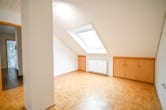 Schlafzimmer 1 von 2 - NEU-RENOVIERTE 3-Zi – Landhauswohnung im 3-Familienhaus mit Balkon, EBK und Kellerraum!