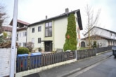 Außenansicht - NEU-RENOVIERTE 3-Zi – Landhauswohnung im 3-Familienhaus mit Balkon, EBK und Kellerraum!