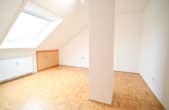 Schlafzimmer 1 von 2 - NEU-RENOVIERTE 3-Zi – Landhauswohnung im 3-Familienhaus mit Balkon, EBK und Kellerraum!