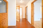 Flur - NEU-RENOVIERTE 3-Zi – Landhauswohnung im 3-Familienhaus mit Balkon, EBK und Kellerraum!