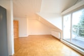 Offener Wohn- und Essbereich - NEU-RENOVIERTE 3-Zi – Landhauswohnung im 3-Familienhaus mit Balkon, EBK und Kellerraum!