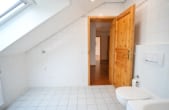 Tageslicht Badezimmer - NEU-RENOVIERTE 3-Zi – Landhauswohnung im 3-Familienhaus mit Balkon, EBK und Kellerraum!