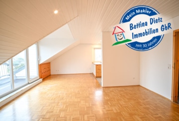 NEU-RENOVIERTE 3-Zi – Landhauswohnung im 3-Familienhaus mit Balkon, EBK und Kellerraum!, 63762 Großostheim, Dachgeschosswohnung
