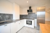 Moderne Einbauküche - NEU-RENOVIERTE 3-Zi – Landhauswohnung im 3-Familienhaus mit Balkon, EBK und Kellerraum!