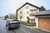 Außenansicht - NEU-RENOVIERTE 3-Zi – Landhauswohnung im 3-Familienhaus mit Balkon, EBK und Kellerraum!