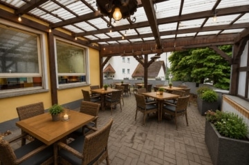 DIETZ: Zentral gelegene Gaststätte mit Biergarten-Terrasse in Sailauf – Hauptstraße viele Parkplätze - Terrasse (680770)