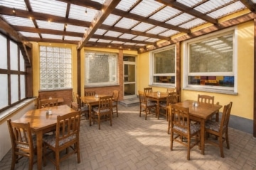 DIETZ: Zentral gelegene Gaststätte mit Biergarten-Terrasse in Sailauf – Hauptstraße viele Parkplätze - Terrasse (680768)