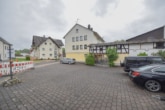 Viele Parkplätze - DIETZ: Zentral gelegene Gaststätte mit Biergarten-Terrasse in Sailauf – Hauptstraße viele Parkplätze