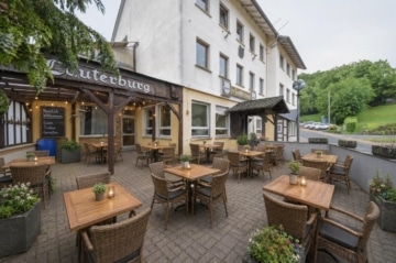 DIETZ: Zentral gelegene Gaststätte mit Biergarten-Terrasse in Sailauf – Hauptstraße viele Parkplätze - Terrasse (680767)