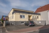 DIETZ: Großes, modernes Wohn- und Geschäftshaus mit PV-Anlage in Groß-Zimmern! - Außenansicht Straße
