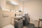 Badezimmer mit Dusche - DIETZ: Moderne und helle 4-Wohnung im 3. OG , 1 Terrasse, Aufzug und 2 TG-Stellplätzen in Rödermark!