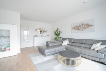DIETZ: Moderne und helle 4-Wohnung im 3. OG , 1 Terrasse, Aufzug und 2 TG-Stellplätzen in Rödermark! - Wohn- und Esszimmer ohne EBK (683126)