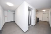 7514-lang2#Aufzug im Treppenhaus - DIETZ: Moderne und helle 4-Wohnung im 3. OG , 1 Terrasse, Aufzug und 2 TG-Stellplätzen in Rödermark!