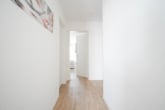 Flur - DIETZ: Moderne und helle 4-Wohnung im 3. OG , 1 Terrasse, Aufzug und 2 TG-Stellplätzen in Rödermark!